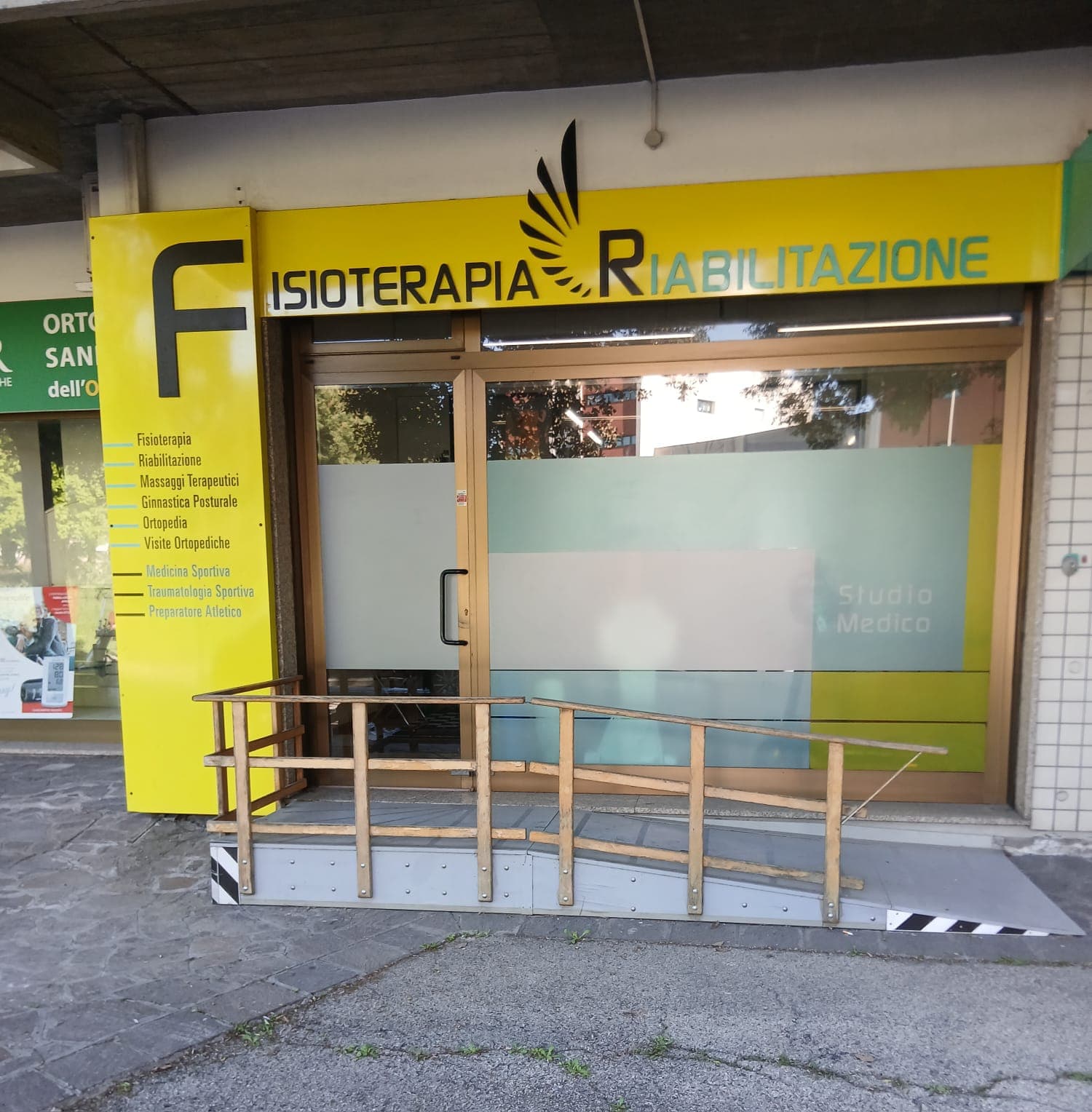 Ingresso dello studio di fisioterapia e riabilitazione a Rimini